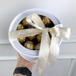 Набор конфет Ferrero Rocher в маленькой подарочной коробке с прозрачной крышкой